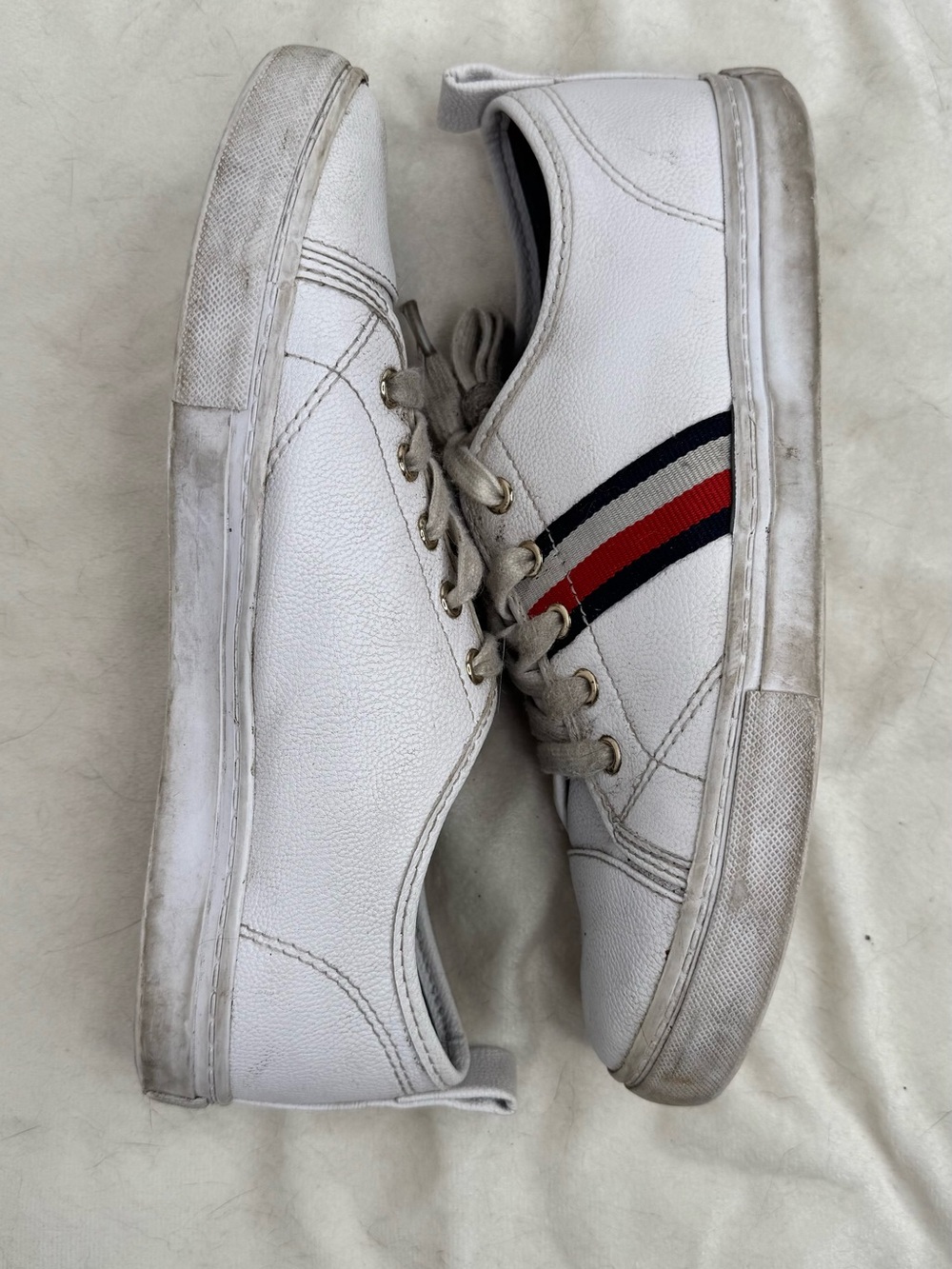 Tommy Hilfiger White womens Low-Top Sneakers with Red & Navy Stripe size 8